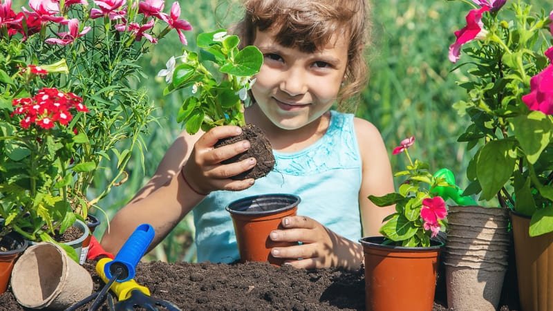 Benefícios da jardinagem no desenvolvimento infantil: 5 pontos para avaliar