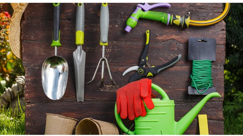Ferramentas de jardinagem para iniciantes agrupadas e expostas em um jardim
